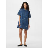 PIECES PIECES dame kjole PCFLORA Dress Medium Blue Denim WHITE FLOWER EMBROIDE